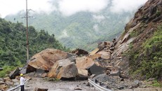 Sạt lở đá tại Km33+450, Quốc lộ 279D (đoạn huyện Mường La, Sơn La). 