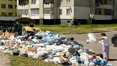 Rác thải trên đường phố ở Lviv, Ukraine, ngày 21/6.