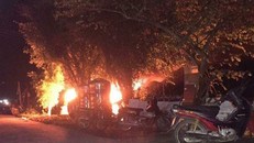 Nghiêm trọng hơn, chiếc xe bị người dân đốt