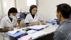 Nhân viên y tế tư vấn điều trị cho bệnh nhân HIV/AIDS. 