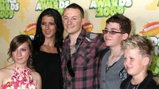 Tyler (phải) là một trong ba con của Chester và Talinda Bennington. Ca sĩ 41 tuổi có sáu con.