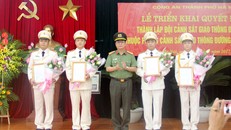 Đại tá Đào Thanh Hải - Phó Giám đốc Công an TP Hà Nội - trao các Quyết định cho Đội trưởng, Phó Đội trưởng Đội CSGT Đường sắt.