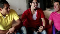 Cuộc sống của gia đình đa ái đồng tính đầu tiên trên thế giới