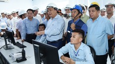 Thủ tướng thị sát tại nhà điều hành xử lý nước thải.