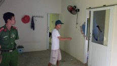 Nhà ông Bình bị phá vỡ tường, mảnh thép xuyên vào phòng ngủ phá vỡ nhiều đồ đạc