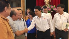 Chủ tịch Hà Nội trao đổi với các cử tri quận Hoàn Kiếm. 