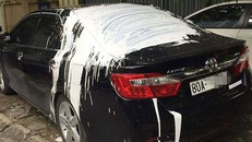 Chiếc Camry đỗ trên vỉa hè bị đổ sơn.