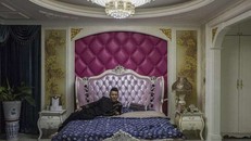 Yu Li từ thợ sửa xe trở thành người nổi tiếng, ông chủ công ty quản lý, với thu nhập 100.000 USD/tháng. (Ảnh: Washington Post)