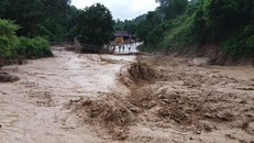 Các tỉnh Bắc Trung Bộ có địa bàn dốc, mưa liên tục khiến đất đá no nước, nguy cơ cao xảy ra lũ quét, sạt lở đất. Trong ảnh là trận lũ quét kinh hoàng vào chiều 21/7 vừa qua tại xã Tà Tà Cạ, Kỳ Sơn, Nghệ An, cuốn phăng hàng chục ngôi nhà