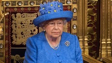 Nữ hoàng anh Elizabeth II vừa được chính phủ "tăng lương". Ảnh: BBC.