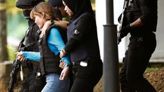 Nghi phạm Đoàn Thị Hương rời một phiên tòa tại Malaysia hồi tháng 4/2017 (Ảnh: BBC)