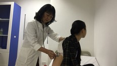 PGS.TS Trịnh Thị Ngọc đang khám cho một bệnh nhân sốt xuất huyết