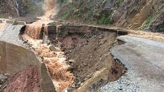 20 mét đường tuyến tỉnh lộ km45 đi Nà Hỳ bị sụt xuống dưới. Ảnh do phòng kinh tế hạ tầng Nậm Pồ cung cấp