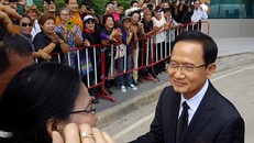 Cựu thủ tướng Somchai Wongsawat chào hỏi người ủng hộ tại tòa án ngày 2/8. Ảnh: Reuters.