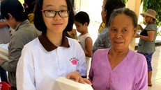 Em Đặng Quỳnh Giao (lớp 12 A chuyên Anh, trường THPT Chuyên Lê Quý Đôn) với suất cơm, nồi cháo tình thương giúp các bệnh nhân nghèo ở Bệnh viện Đa khoa tỉnh Quảng Trị. 