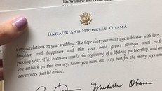 Theo dấu bưu điện, lá thư chúc phúc của ông Obama và vợ được gửi đến Liz Whitlow và Eddie Edgar vào ngày 27/7. Ảnh: Twitter.