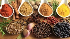 Phụ gia thực phẩm là các chất để bảo quản hay cải thiện hương vị, làm đẹp bề ngoài cho sản phẩm