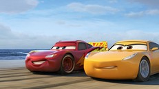 Trong Cars 3, Lightning McQueen sẽ đồng hành cùng huấn luyện viên Cruz Raminez .