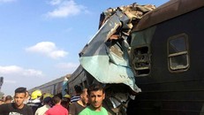 Vụ tai nạn tàu hỏa thảm khốc đã làm ít nhất 49 người thiệt mạng. (Ảnh: AlAhramonline)