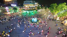 Sau 10 tháng thí điểm, không gian đi bộ Hồ Gươm và vùng phụ cận đang được nghiên cứu tổ chức theo từng mùa. 