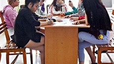 Các cô gái bán dâm được đưa về Phòng PC45, Công an tỉnh. Ảnh: Báo Bà Rịa-Vũng Tàu