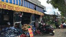 Các ki-ốt tranh thủ xả hàng để trả lại mặt bằng trước ngày 25/8.