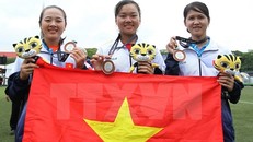 Đội tuyển bắn cung Việt Nam vui mừng với chiếc huy chương bạc.