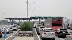 Hàng đoàn xe nối dài ở trạm thu phí BOT Pháp Vân - Cầu Giẽ. 