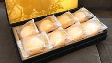 Một hộp 1,2 triệu đồng có 8 chiếc bánh nhân sầu riêng tươi.