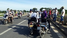 Người dân hiếu kỳ theo dõi lực lượng cứu hộ vớt thi thể bà Sương