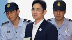 Ông Lee Jae-yong trên đường đến tòa án sáng nay. Ảnh: Reuters