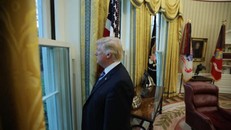 Ông Trump trong phòng làm việc ở Nhà Trắng.