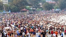 Du lịch năm 2016 với hình ảnh quá tải các bờ biển