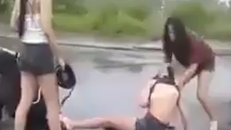 Em M. bị ba thiếu nữ khác đánh hội đồng giữa đường (ảnh cắt từ clip)