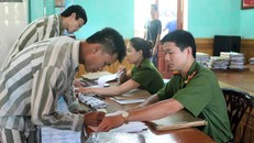 Các phạm nhân nhận quyết định giảm án dịp 2/9.