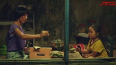 Mẹ con Nắng - Mưa chăm lo, bao bọc nhau.