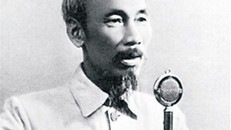 Bộ trang phục Hồ Chủ tịch mặc trong lễ Tuyên ngôn Độc lập.