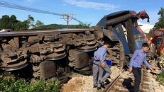 Đầu máy tàu SE3 lật hoàn toàn sau va chạm. Ảnh: Đường sắt Việt Nam