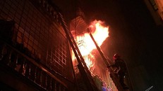 Vụ cháy ở phố Vọng: Dân dùng búa tạ phá cửa nhưng không được