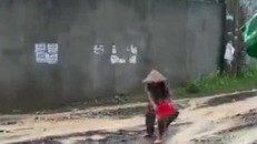Vụ cụ bà “đội mưa vá đường“: Cán bộ phường nói gì?