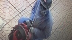 Tên cướp ngân hàng liên tục đánh rơi tiền trên đường tẩu thoát