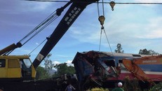 Tạm giữ tài xế máy xúc gây lật tàu SE3