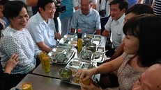 Ông Trương Tấn Sang cùng vợ dùng bữa trưa tại quán cơm 2000 đồng