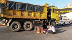 Chồng khóc ngất khi thấy vợ và con bị xe tải tông