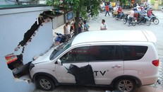 Hà Nội: Bị chủ nhà bắt đền 200 triệu do ô tô đâm sập tường 