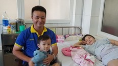 Nghệ An: Chồng đỡ đẻ cho vợ ngay trên xe taxi