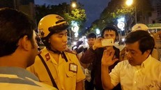 Ông Đoàn Ngọc Hải hỗ trợ du khách Ấn Độ bị cướp giật