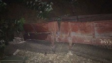 Yên Bái: Sạt lở đất vùi lấp tàu chở hàng