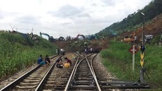 Ngành Đường sắt khắc phục sự cố vùi lấp tàu tại Yên bái