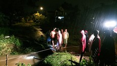 Quảng Trị: Mưa lũ cuốn trôi nam sinh xuống cống